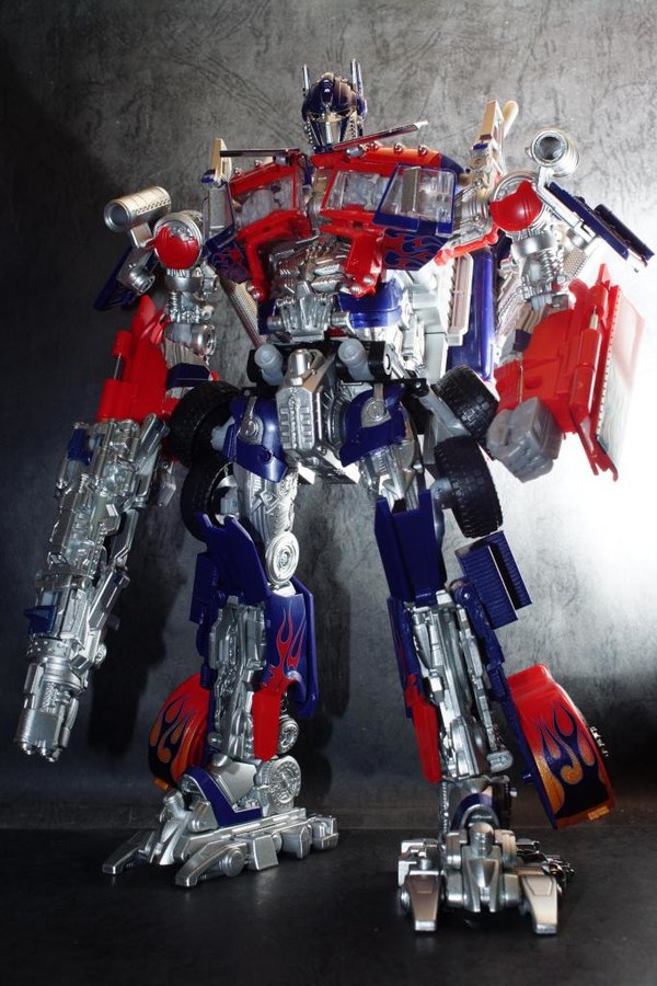 Transformers Asia APS 01 Striker Optimus Prime In Hand Images  (7 of 19)